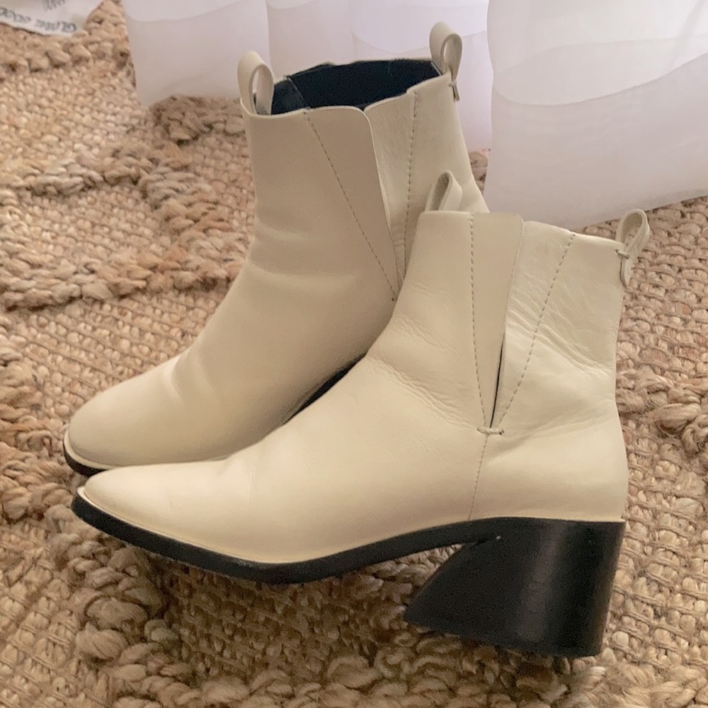 Mercedes Castillo cream short boot
